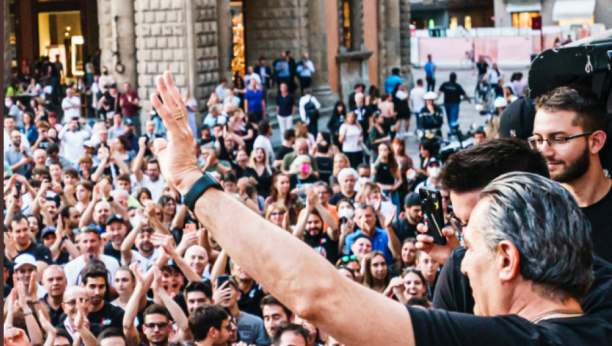LUDILO U BOLONJI Navijači preplavili ulice, slavlje, pevanje i bakljada sa igračima Virtusa (FOTO) (VIDEO)