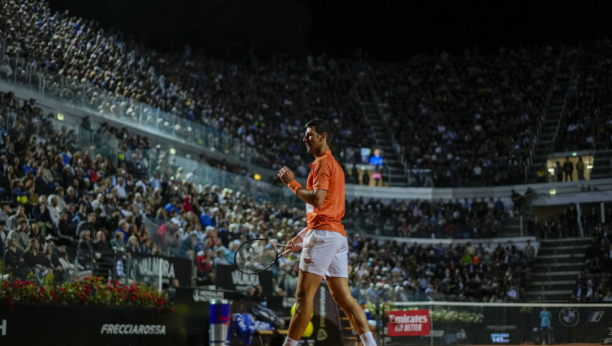 NESTVARNA FOTKA SA TERENA U RIMU Novak kao vuk pod punim mesecom bije bitku za finale (FOTO)