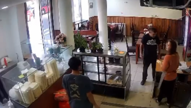 SAČEKAO DA RADNICA OKRENE GLAVU PA KRENUO U AKCIJU Muškarac hladnokrvo krade telefon usred restorana na Zelenom vencu (VIDEO)