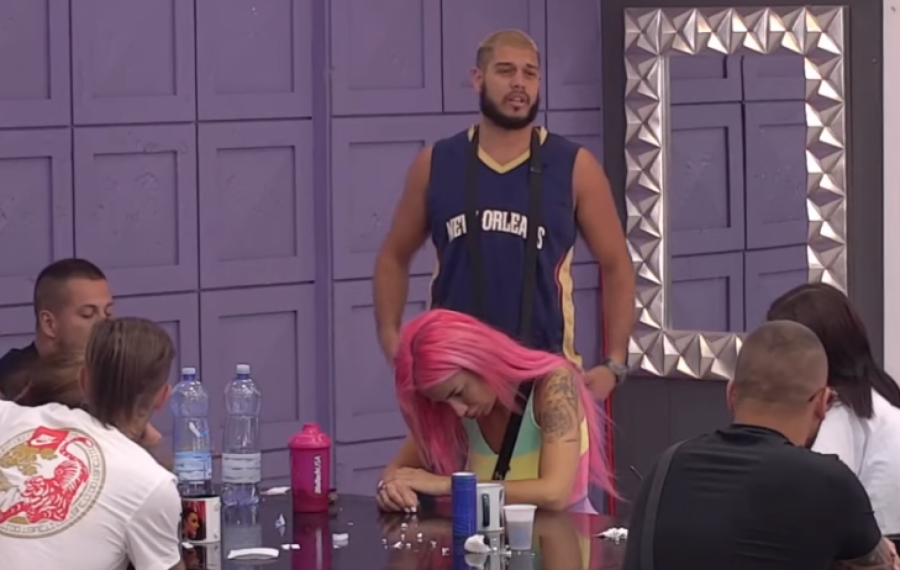 BOLJE DA SAM PROMENIO VERU NEGO OSTAVIO ŽENU I DECU Dejan Dragojević sasuo zadrugaru sve u lice, on od srama nije znao šta da odgovori