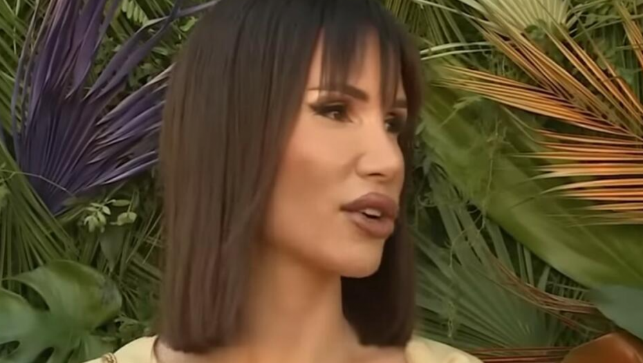 DUBOKI DEKOLTE, PROVIDNE HELANKE... Nikolija Jovanović raspametila provokativnim izdanjem (FOTO)