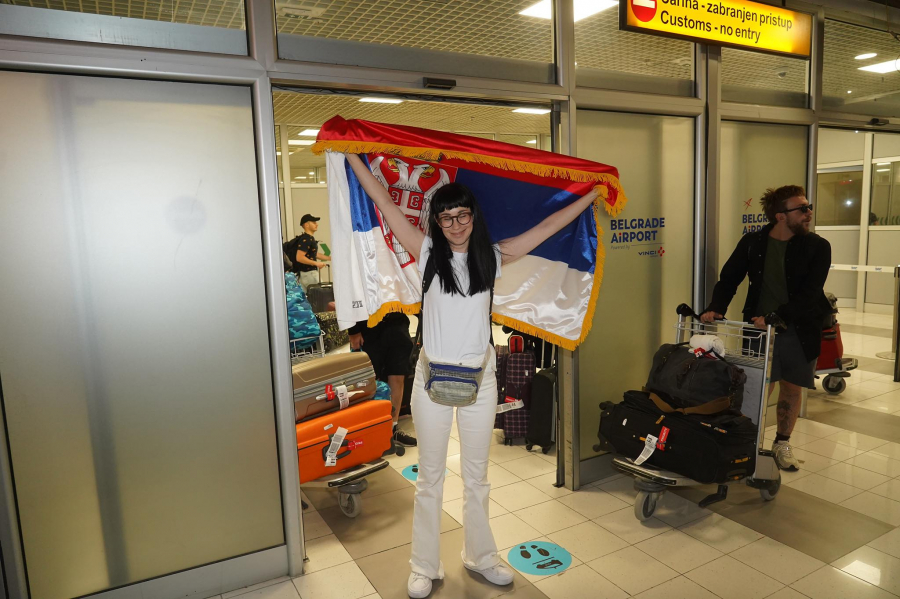 ZDRAVA UMETNICA STIGLA U SRBIJU Konstrakta sletela na beogradski Aeorodrom, ne krije uzbuđenje zbog plasmana na Eurosongu (FOTO+VIDEO)