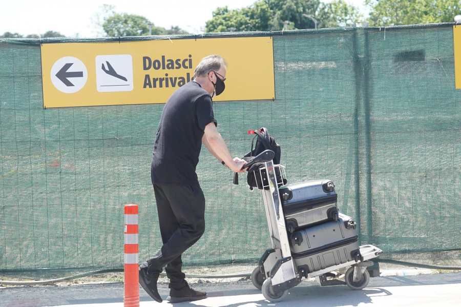 OTKRIVAMO ZBOG ČEGA SE LAUŠEVIĆ VRATIO U SRBIJU Glumac uslikan na beogradskom Aerodromu, sada je sve jasno (FOTO)