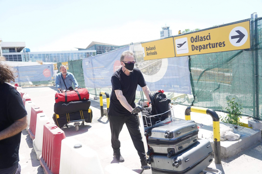 OTKRIVAMO ZBOG ČEGA SE LAUŠEVIĆ VRATIO U SRBIJU Glumac uslikan na beogradskom Aerodromu, sada je sve jasno (FOTO)
