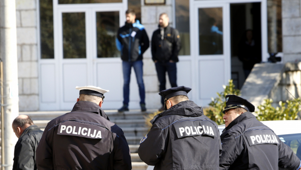 ODBORNIK SE ZAPALIO ISPRED POLICIJSKE STANICE: Na izborima za savet mesne zajednice nije osvojio dovoljan broj glasova