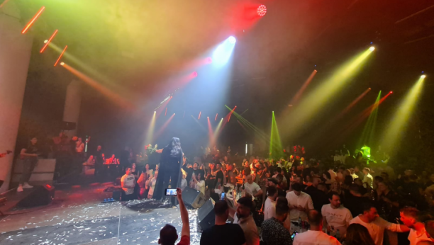 DOKAZ DA JE OBOŽAVANA ŠIROM REGIONA Dragana pokorila Sofiju, fanovi joj doneli mikrofon optočen kristalima