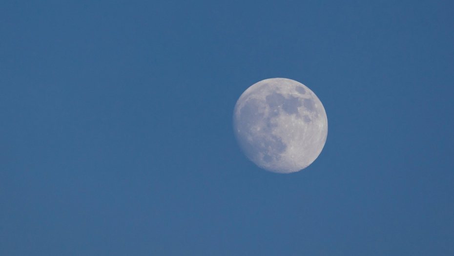 Sigurno ste se bar jednom zapitali: Zašto se dešava da mesec vidimo preko dana?