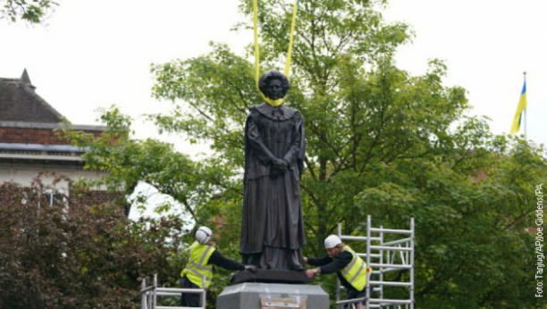 SPOMENIK GAĐAN JAJIMA Tek postavljena statua Margaret Tačer zasuta jajima