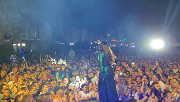 OVAKO NEŠTO JE UVEK IZNENADI Dragana Mirković plakala na nastupu kao kiša