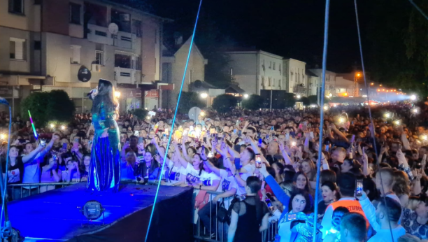 OVAKO NEŠTO JE UVEK IZNENADI Dragana Mirković plakala na nastupu kao kiša