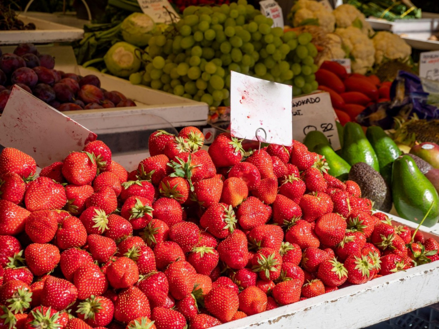 DOMAĆE JAGODE STIGLE NA TEZGE RANIJE! Cena paprena - građani kupuju na GRAME!