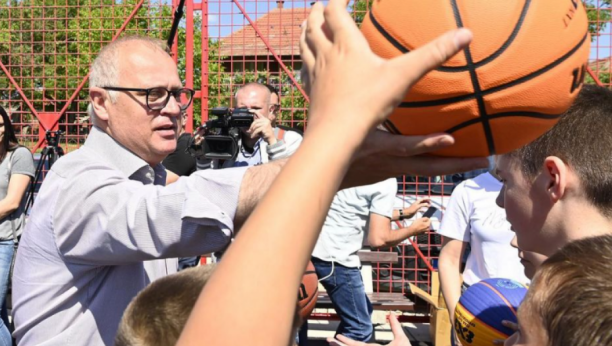VESIĆ U POSETI MLADENOVCU Stanovnici Međulužja dobili novi košarkaški teren (FOTO)