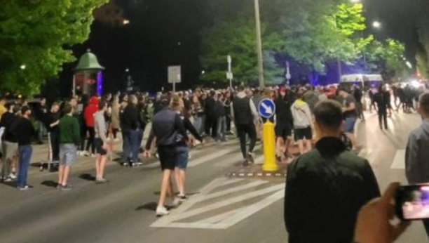 ATMOSFERA LINČA Navijači okupirali autobus nakon ispadanja, dvojica Srba u centru skandala (FOTO)