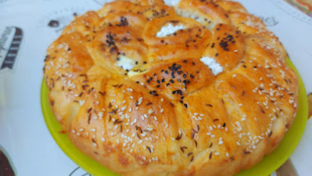 RECEPT ZA POČETNIKE Fina penasta pogača sa sirom, užitak u svakom zalogaju (VIDEO)