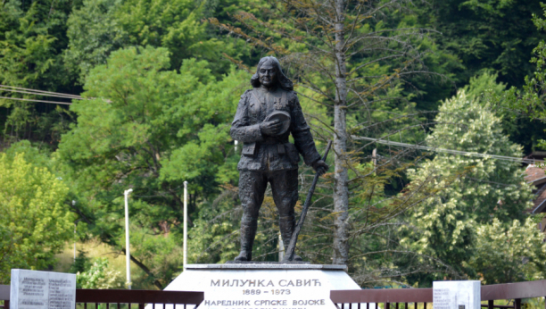 ZAŠTO JE MILUNKA SAVIĆ OŠIŠALA KOSU, POVILA GRUDI I KRENULA U RAT? Muž je napustio, sama odgajala 3 ćerke i 30 siročića