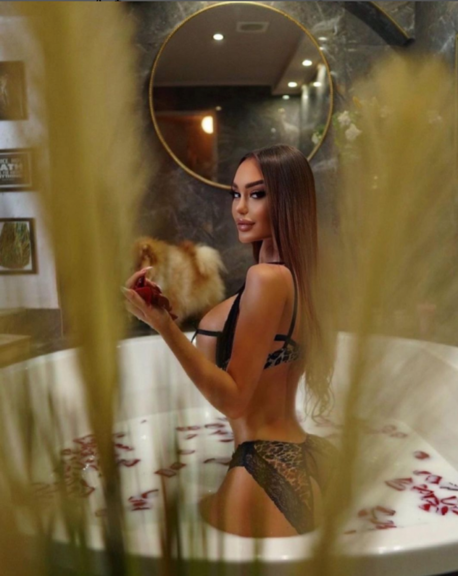 FACA NEPREPOZNATLJIVA, ZADNJICA I GRUDI U PRVOM PLANU Ana Korać na meti prozivki zbog fotošopa (FOTO)