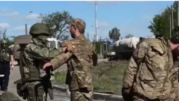 MASOVNA PREDAJA UKRAJINSKE VOJSKE Na desetine izlaze pred ruske vojnike i bacaju oružje