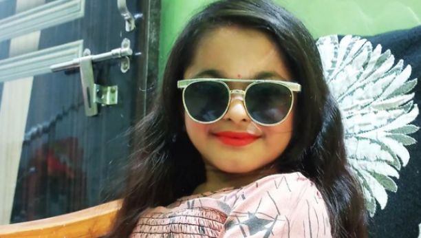 DEVOJKA JE ROĐENA BEZ BEŠIKE: Zbog njene retke bolesti mora uvek da nosi pelene, izgleda kao sedmogodišnje dete, a ima 19 godina (FOTO)