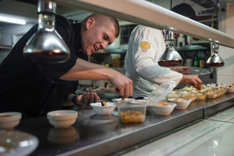 DECA BEZ RODITELJSKOG STARENJA IMAJU SVOJU PORODICU Čorba priredio iznenađenje za mališane iz Sremske Kamenice (FOTO)