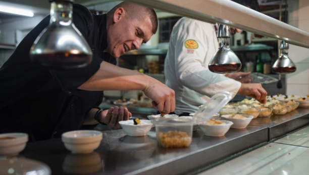 DECA BEZ RODITELJSKOG STARENJA IMAJU SVOJU PORODICU Čorba priredio iznenađenje za mališane iz Sremske Kamenice (FOTO)