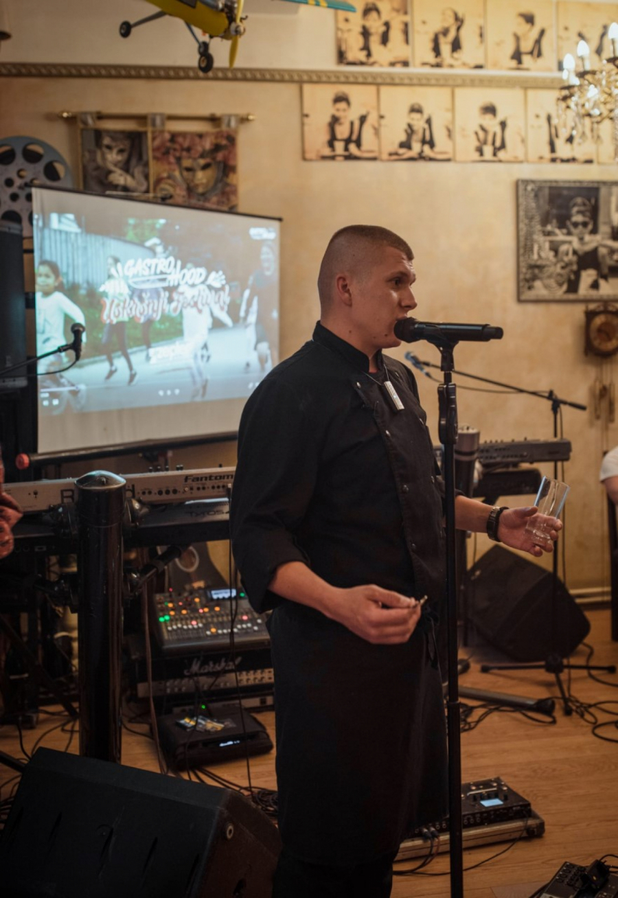 DECA BEZ RODITELJSKOG STARENJA IMAJU SVOJU PORODICU Čorba priredio iznenađenje za mališane iz Sremske Kamenice (FOTO)