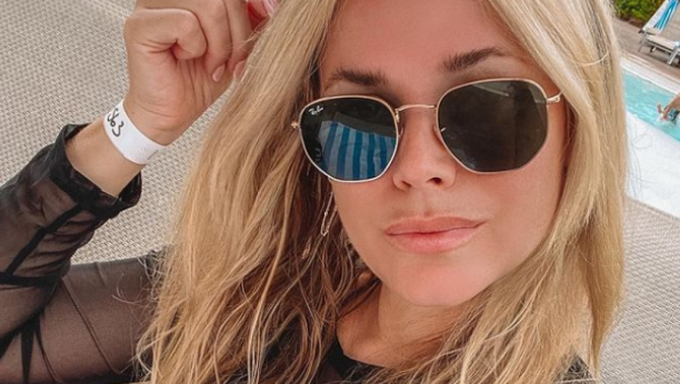 POZNATA MANEKENKA POKAZALA SVOJ OŽILJAK NA STOMAKU Svaka žena podvrgnuta carskom rezu treba da bude ponosna!