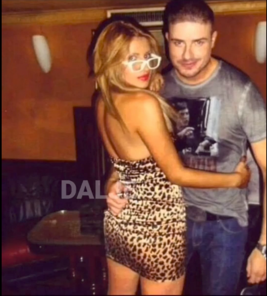 DALILA U ZAGRLJAJU POZNATOG PEVAČA Isplivala intimna fotka rijaliti učesnice i muzičke zvezde (FOTO)