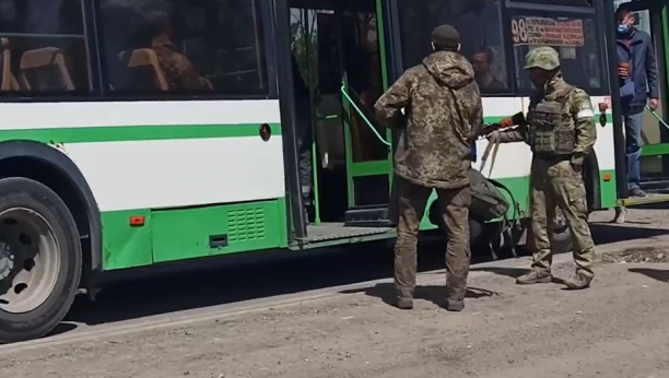 KONAČNO DOLIJALI Pogledajte šta Rusi rade zarobljenim pripadnicima zloglasnog bataljona "Azov" iz "Azovstalja" (VIDEO)