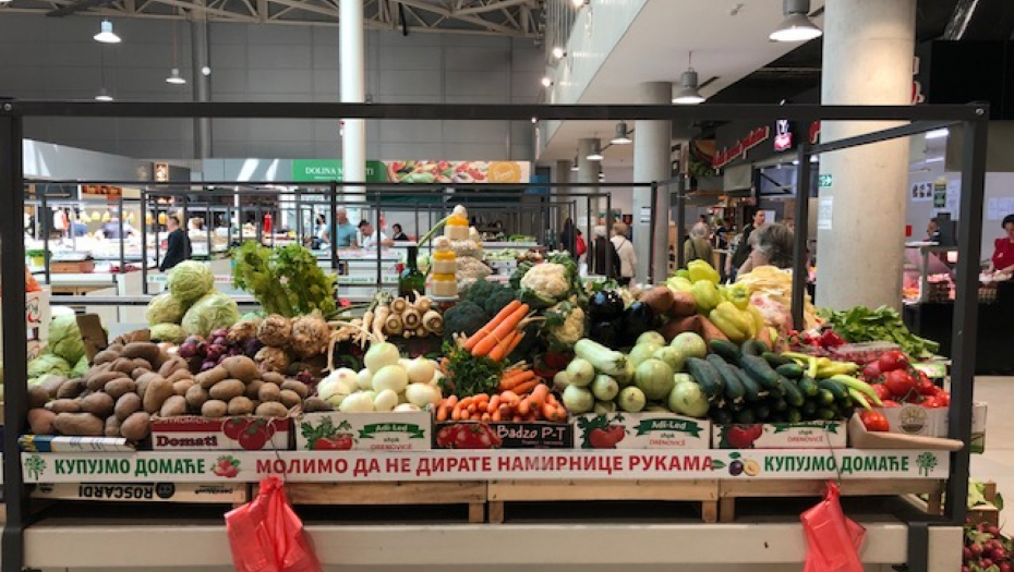 PIJAČNI BAROMETAR Šta je najskuplje na tezgama, šta ljudi uzimaju i koliko? Kupuju po šaku jagoda, da ih želja mine