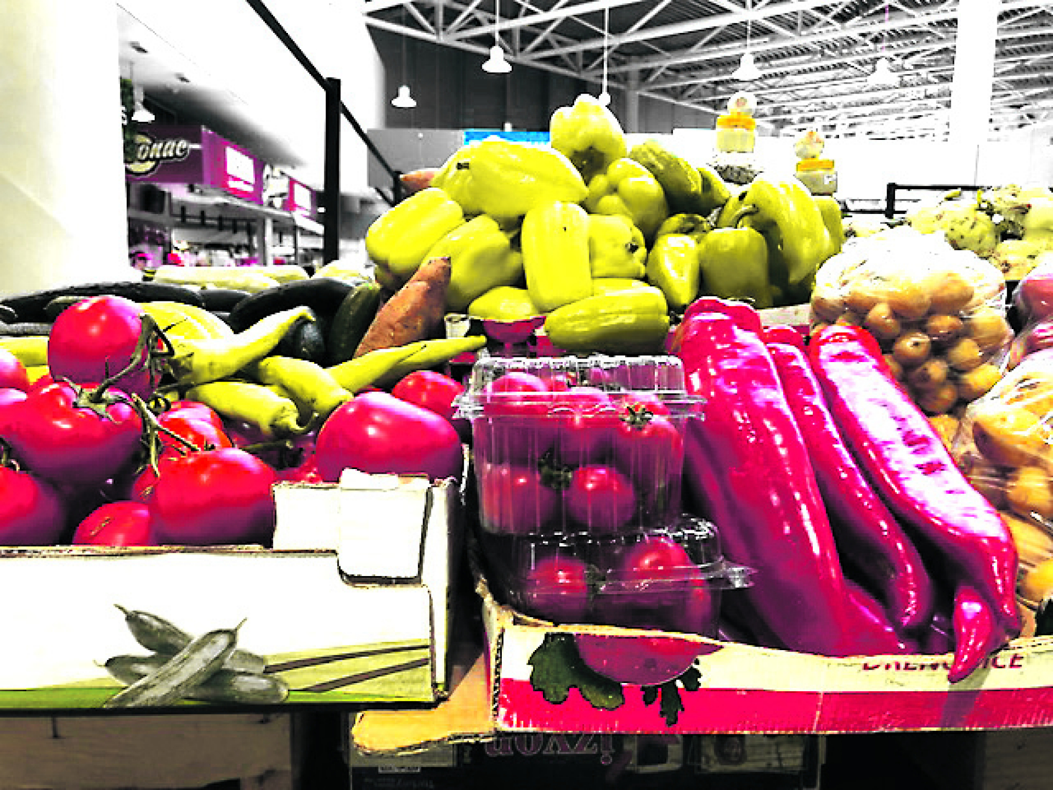 PIJAČNI BAROMETAR Šta je najskuplje na tezgama, šta ljudi uzimaju i koliko? Kupuju po šaku jagoda, da ih želja mine