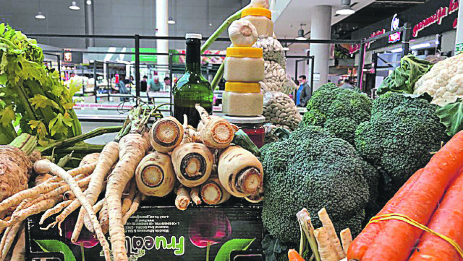 PIJAČNI BAROMETAR Šta je najskuplje na tezgama, šta ljudi uzimaju i koliko? Kupuju po šaku jagoda, da ih želja mine