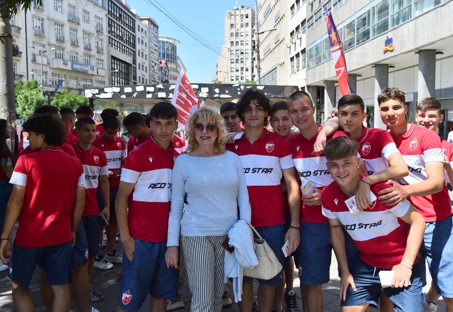 LOTO DEVOJKA SA FUDBALERIMA CRVENE ZVEZDE Suzana Mančić pozirala sa sportistima, a ovo je povod (FOTO)