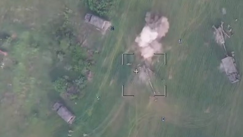 OBJAVLJEN SNIMAK RUSKOG NAPADA NA AMERIČKO SUPER-ORUŽJE Snimljen udar na ukrajinsku bateriju haubica M777 (VIDEO)