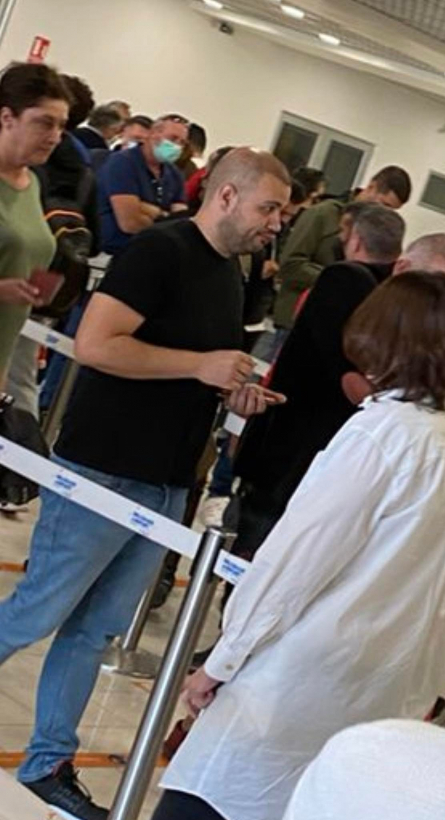 VIŠE NE IZGLEDA OVAKO Bojan Marović neprepoznatljiv, pevač uhvaćen na aerodromu, a svi komentarišu njegove rane na glavi (FOTO)