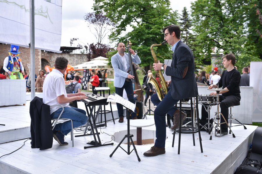 OSMI BEOGRADSKI MANIFEST NA SAVA PROMENADI Nesvakidašnje predstavljanje turističke ponude Srbije i regiona u preko deset festivalskih zona