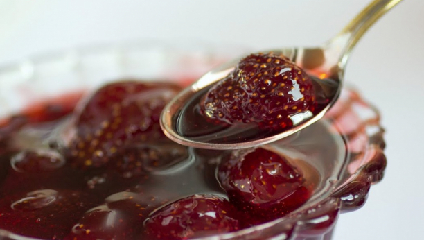 SAMO DVA SASTOJKA I TRUNČICA STRPLJENJA: Evo zašto je slatko od jagoda ponovo hit u Srbiji!