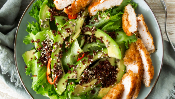 Ukusan i zdrav obrok: Salata sa pohovanom piletinom