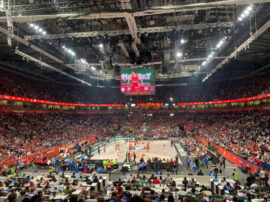 MICIĆ ODVEO EFES U FINALE Prvak Evrope posle neviđene drame u Beogradu srušio Olimpijakos