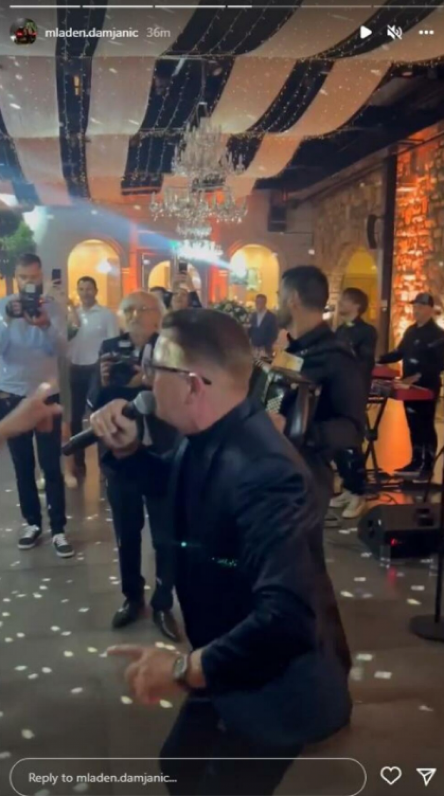LETE EVRI Saša Popović okitio harmoniku, a evo kakva je atmosfera na svadbi