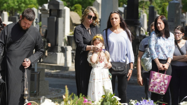 POMEN MERIMI NJEGOMIR! Ćerka i unuka ne mogu da zaustave suze, evo šta je Ana Bekuta uradila čim se pojavila, a došao je i on