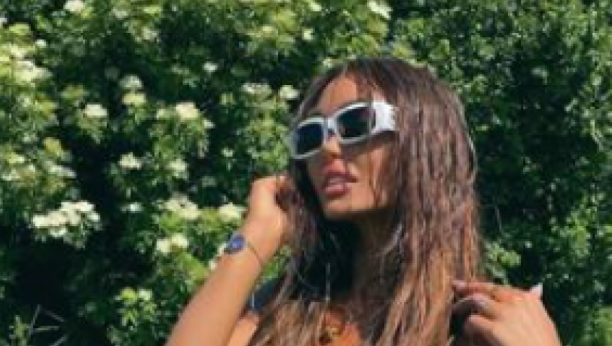 SKINULA BRUS I OTKOPČALA PANTALONE Vrelo izdanje Ane Korać, starleta nikad provokativnija, umalo sve ispalo (FOTO)