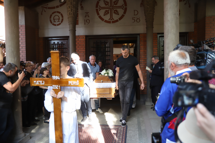 OVAJ DETALJ NA KRSTU MATEJA PERIŠA MNOGIMA JE PROMAKAO Okupljeni na opelu nisu ni primetili (FOTO)