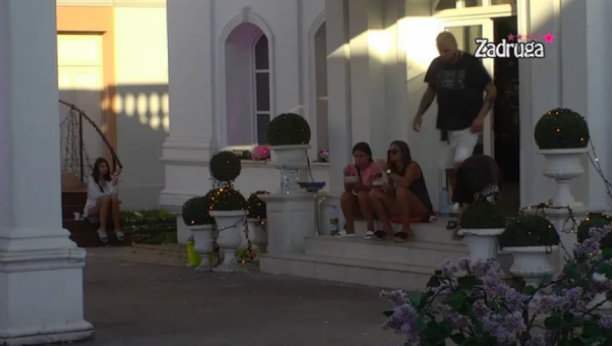 NE ZANIMAJU GA Car prošao pored Ane i Sanje kao da ne postoje, Jovanovićeva nije skidala pogled sa njega