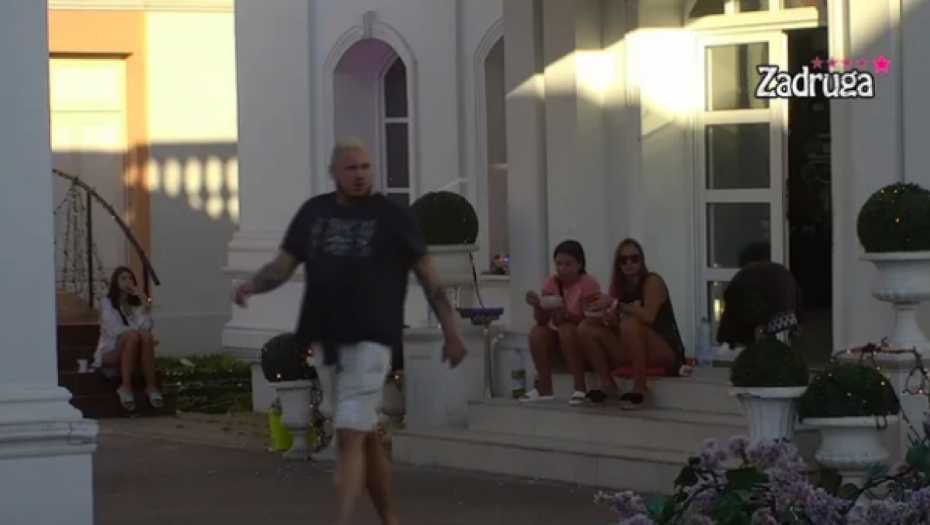 NE ZANIMAJU GA Car prošao pored Ane i Sanje kao da ne postoje, Jovanovićeva nije skidala pogled sa njega