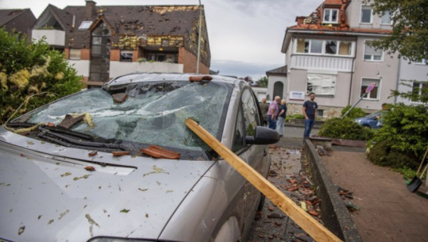 RAZORNI TORNADO U NEMAČKOJ Ima žrtava i velike materijalne štete, oluja iščupala toranj sa crkve  (FOTO,VIDEO)