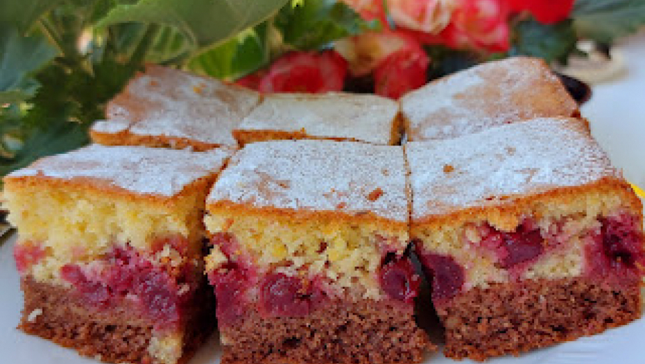 JEDNOSTAVNO SE SPREMA Ovo je sočni kolač sa voćem i čokoladom (VIDEO)