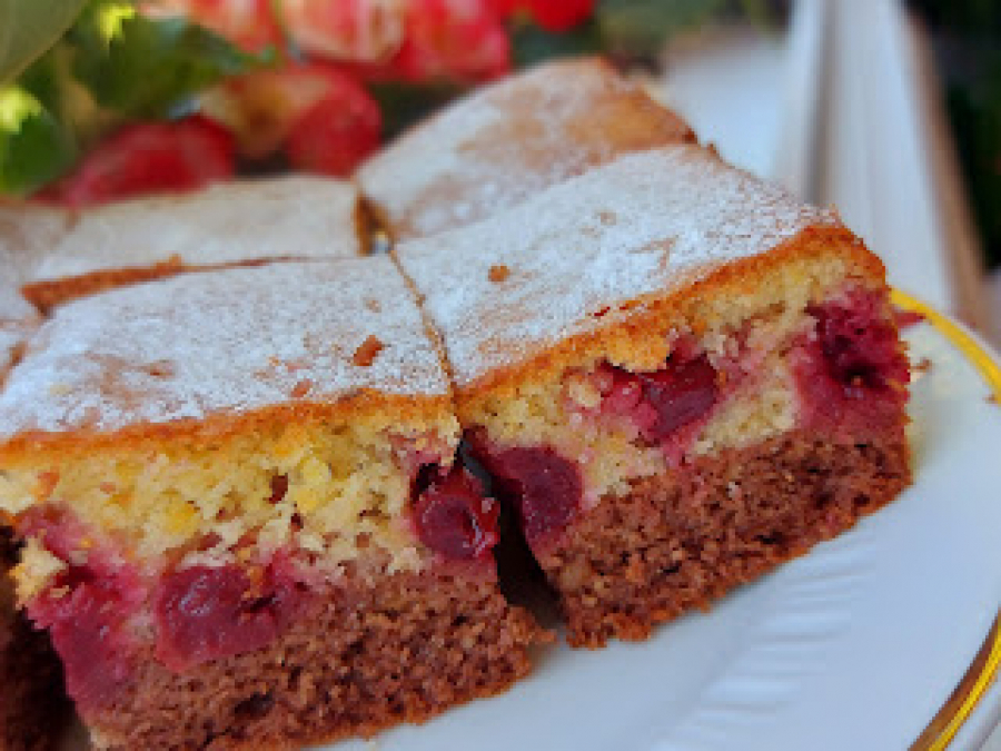 JEDNOSTAVNO SE SPREMA Ovo je sočni kolač sa voćem i čokoladom (VIDEO)