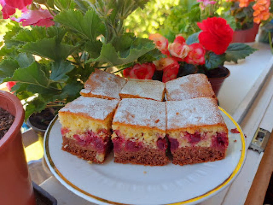 JEDNOSTAVNO SE SPREMA Ovo je sočni kolač sa voćem i čokoladom (VIDEO)