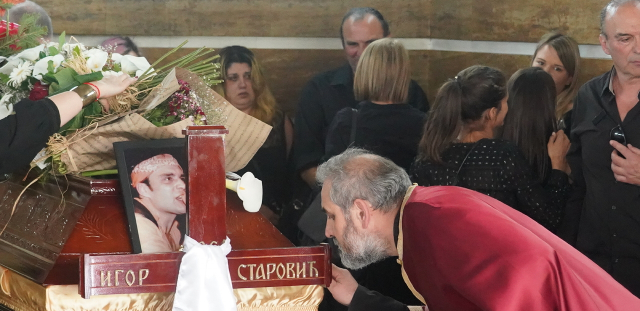 SAHRANA IGORA STAROVIĆA: Veliki broj ljudi na Lešću, prisutni grle neutešnu porodicu, poznata pevačica ne može da zaustavi suze