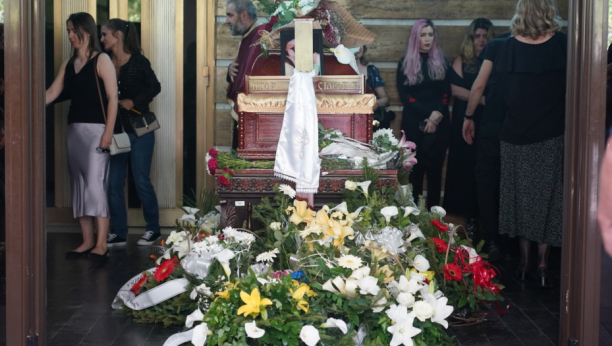KRENULA TUŽNA POVORKA Neutešni prijatelji i porodica ispraćaju Igora Starovića na večni počinak, muk na groblju (FOTO)